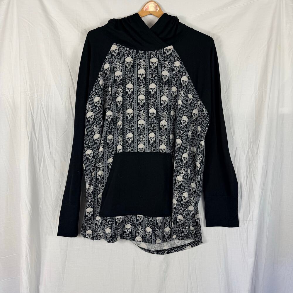 LuLaRoe Amber Hoodie Women’s 2XL Skulls Halloween Black White